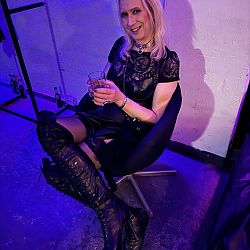 Mistress Dolora & Ravyn - Foto Nr. 14