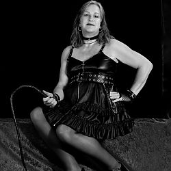 Mistress Dolora & Ravyn - Foto Nr. 2